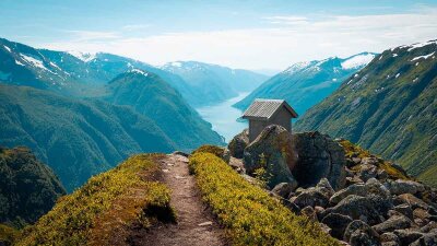 Fjordutsikt ut over fjord med høye snødekte fjell